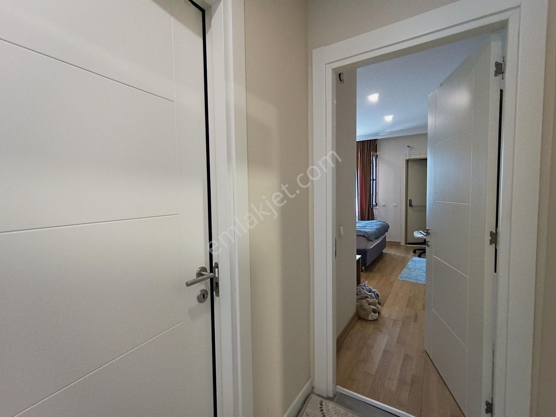 Merkezi Konumda, Feneryolu Bağdat Caddesine Yakın, Ebeveynli, Açık Kapalı Otoparklı 3+1 - Görsel 13