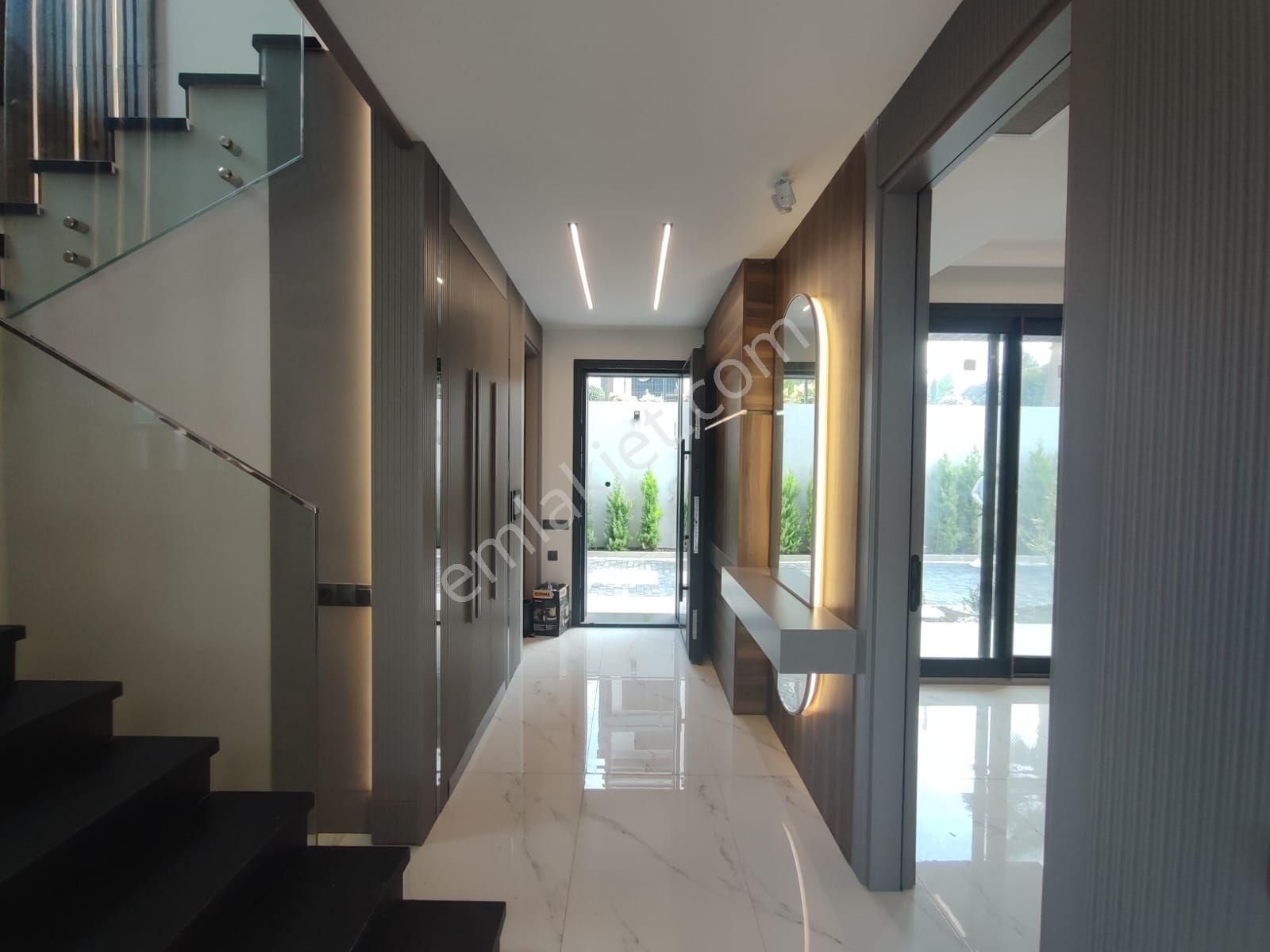 Kuşadası Soğucak'ta Müstakil Özel Havuzlu Ultra Lüks Sıfır 4+1 Villa - Görsel 31