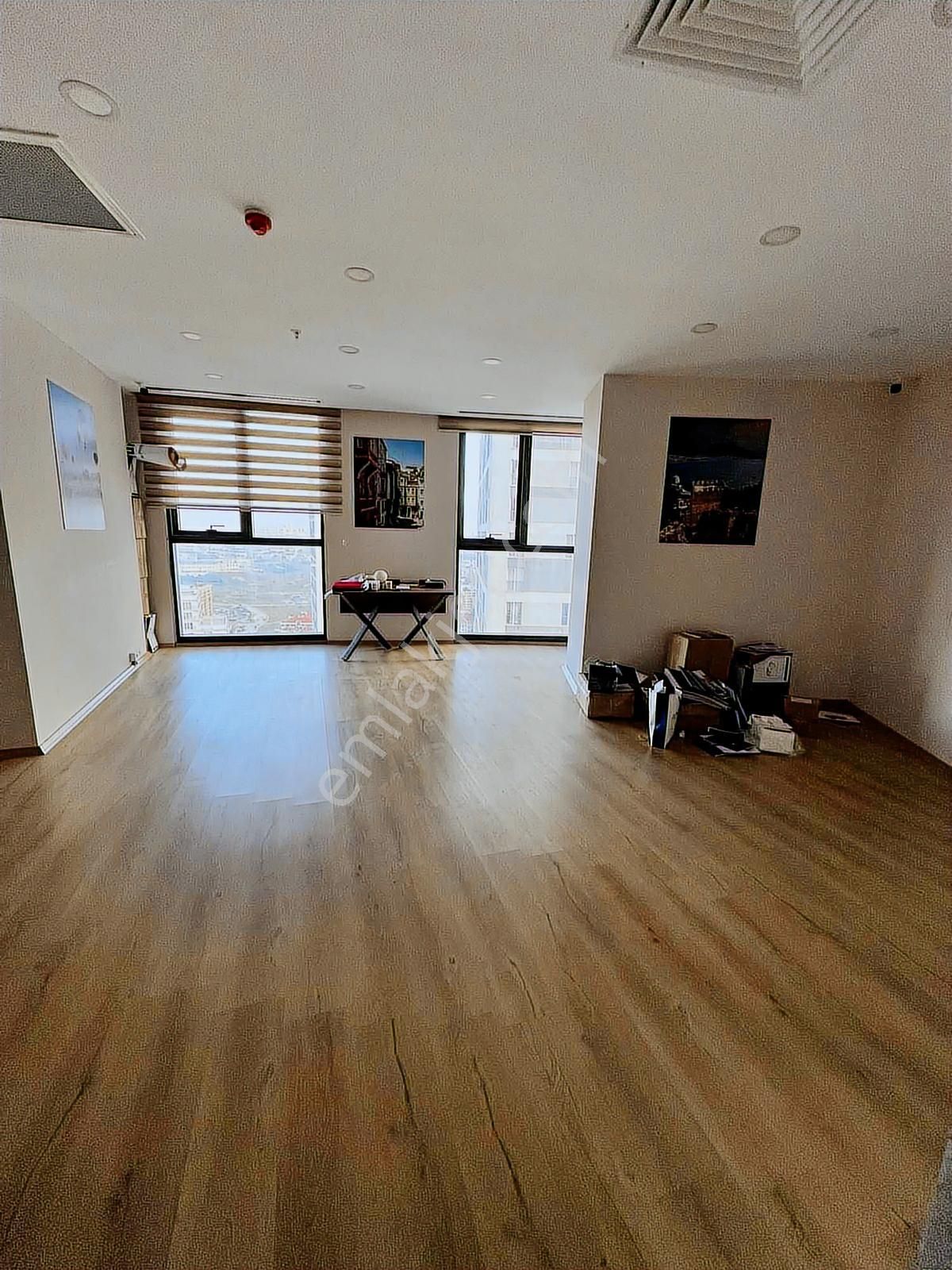 Burç İstanbul İş Merkezinde 129 M2 2+1 Hazır Ofis