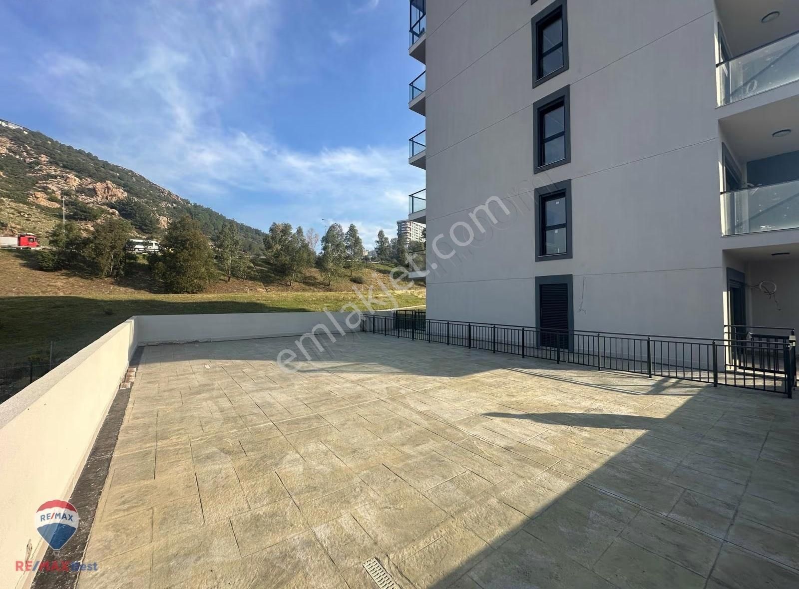 35 Bayraklı Onur Mahallesınde Havuzlu Sıtede Lüks Satılık Daıre - Görsel 7