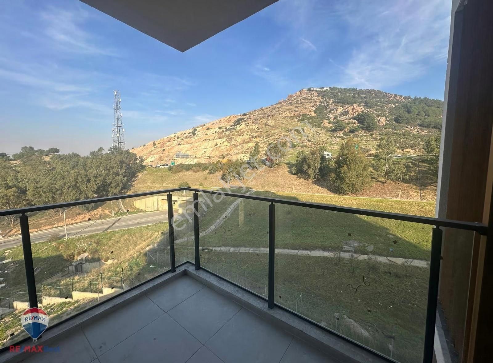 35 Bayraklı Onur Mahallesınde Havuzlu Sıtede Lüks Satılık Daıre - Görsel 14