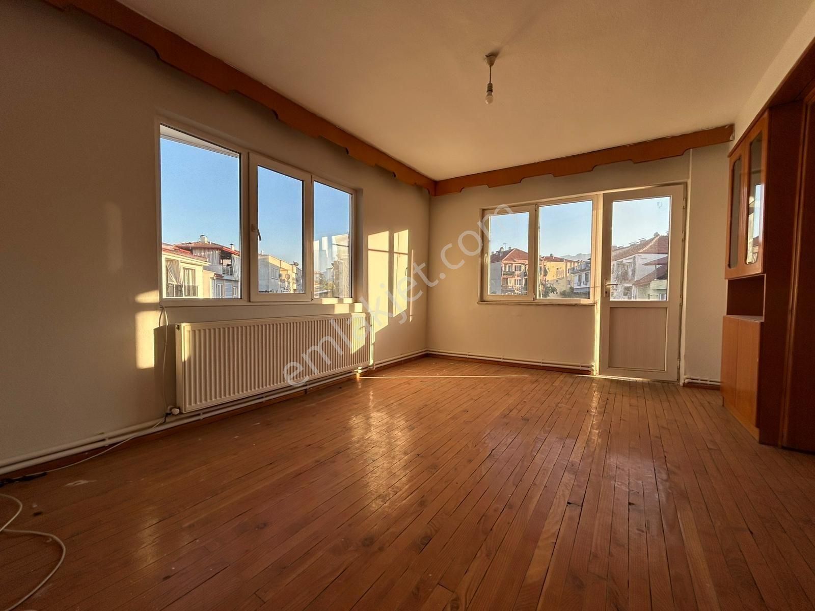 15 Mayıs Mahallesi Kayalık Cd Mevki 2+1 Genis Daire 1800.000 Tl