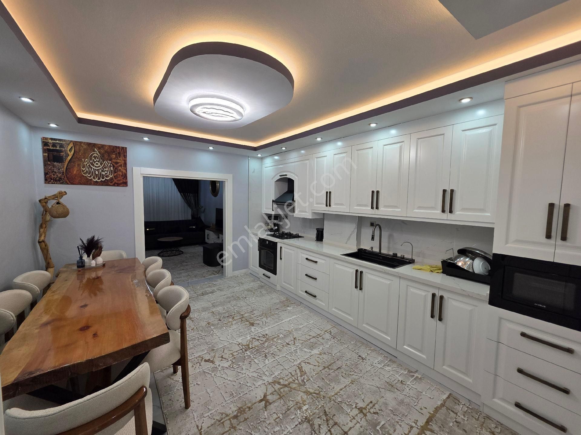 Gülpınar'da Triplex Her Noktası Özenle İnce İşçilik İle Yapılmış Yeni Yapıdır