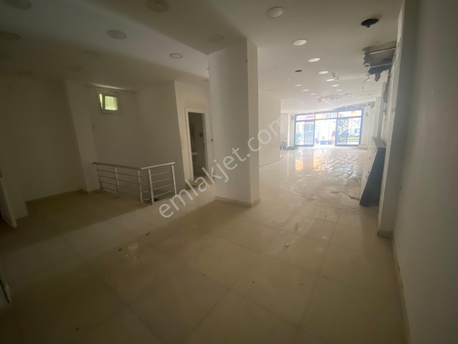 Acill Konak Zeytinlik Mah.de Kemer İzban Yakın Mesafede 110m2+100batarlı Satılık Dükkan