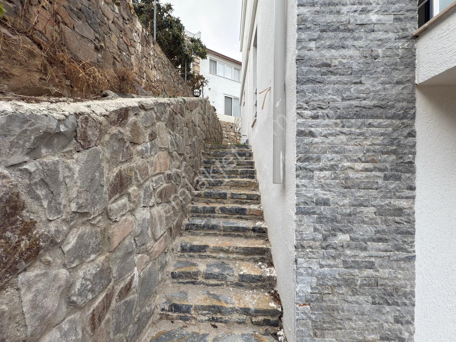 Yakaköy'de Satılık 2+1 Üst Kat Daire - Görsel 4