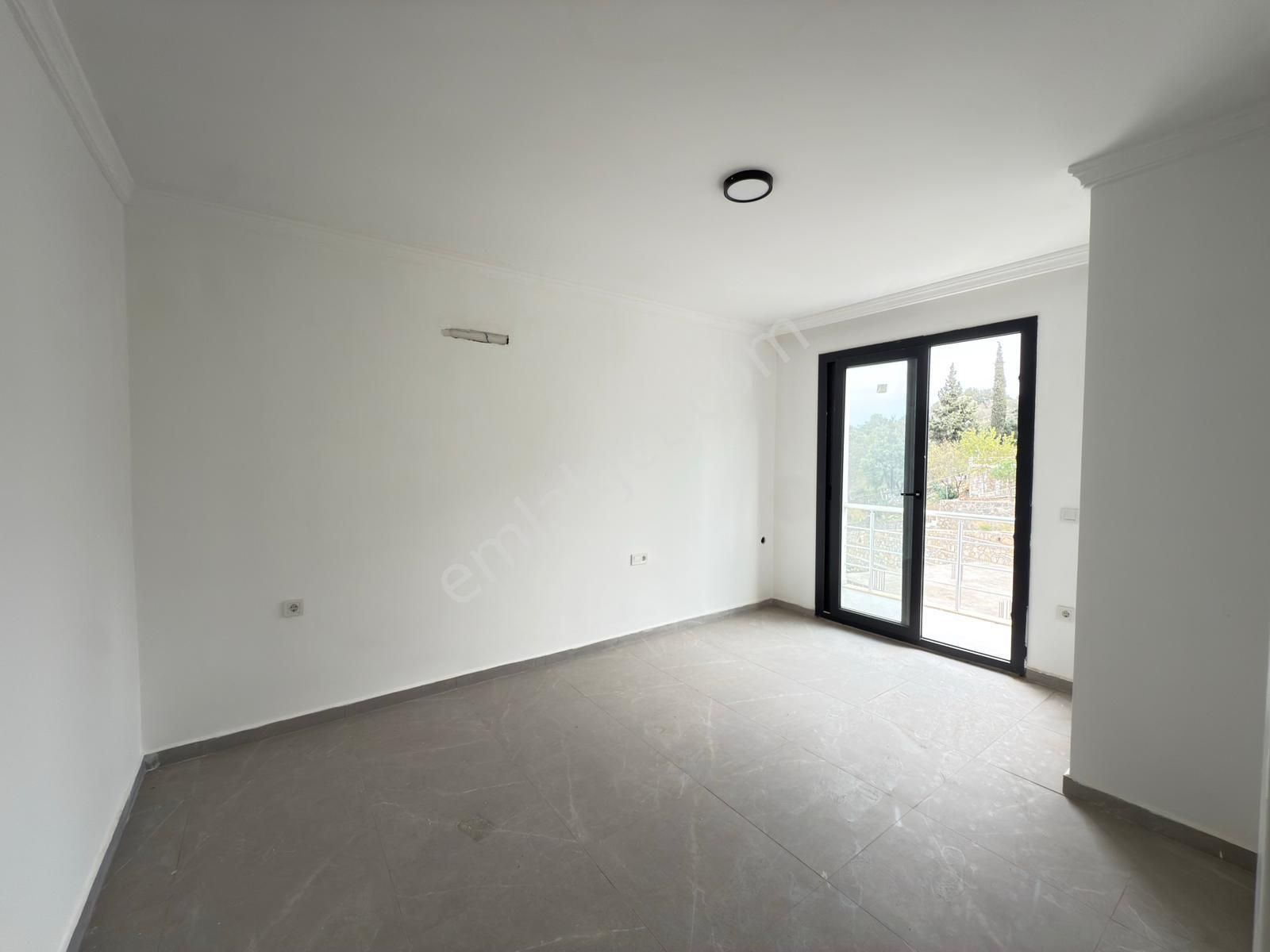 Yakaköy'de Satılık 2+1 Üst Kat Daire - Görsel 13