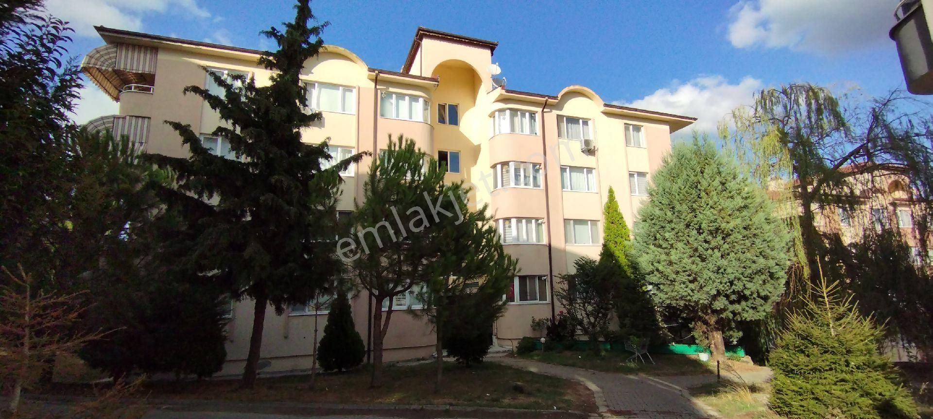 Sakarya Zümrüt Emlak'tan Camilide Valilik Yanında 3+1,120 M2 .kiralık Daire