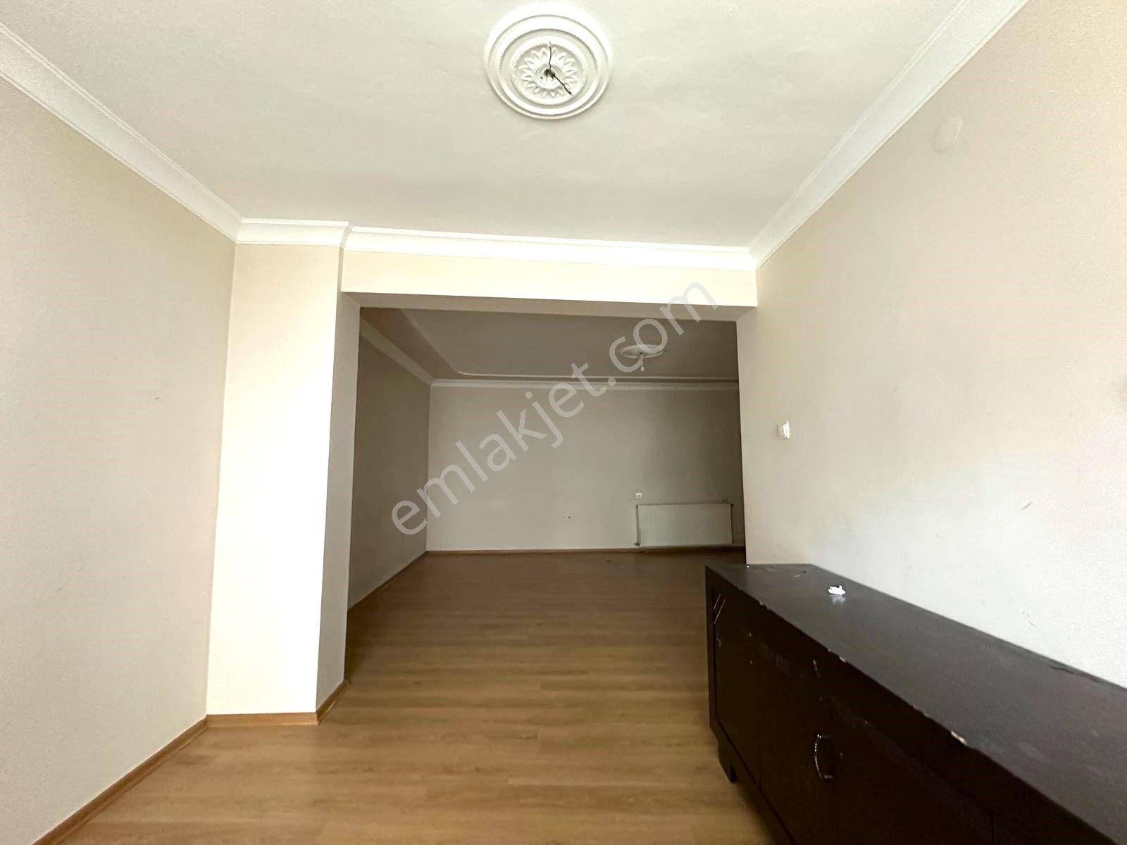 Uzman Emlak Ofisinden 19 Mayıs Mh. Türkay Sokak'da Kot-1'de 3+1 Daire - Görsel 5