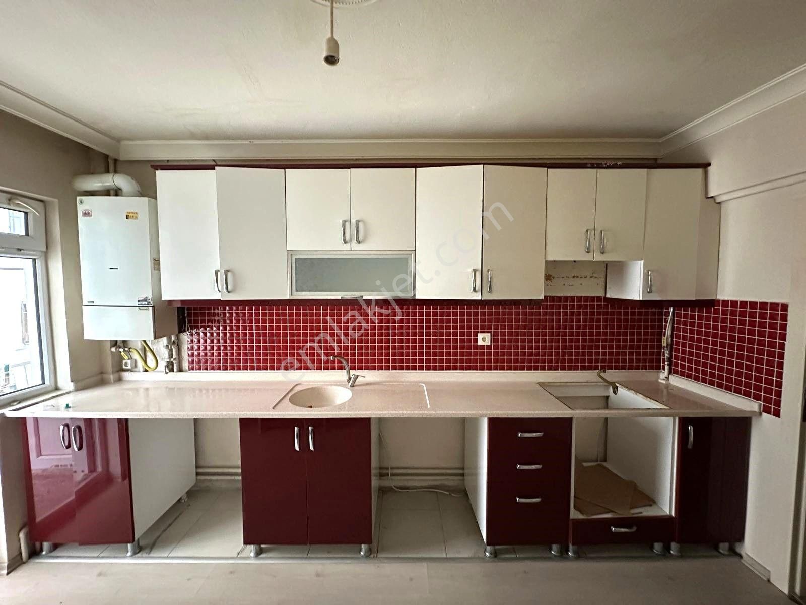 Uzman Emlak Ofisinden 19 Mayıs Mh. Türkay Sokak'da Kot-1'de 3+1 Daire - Görsel 13