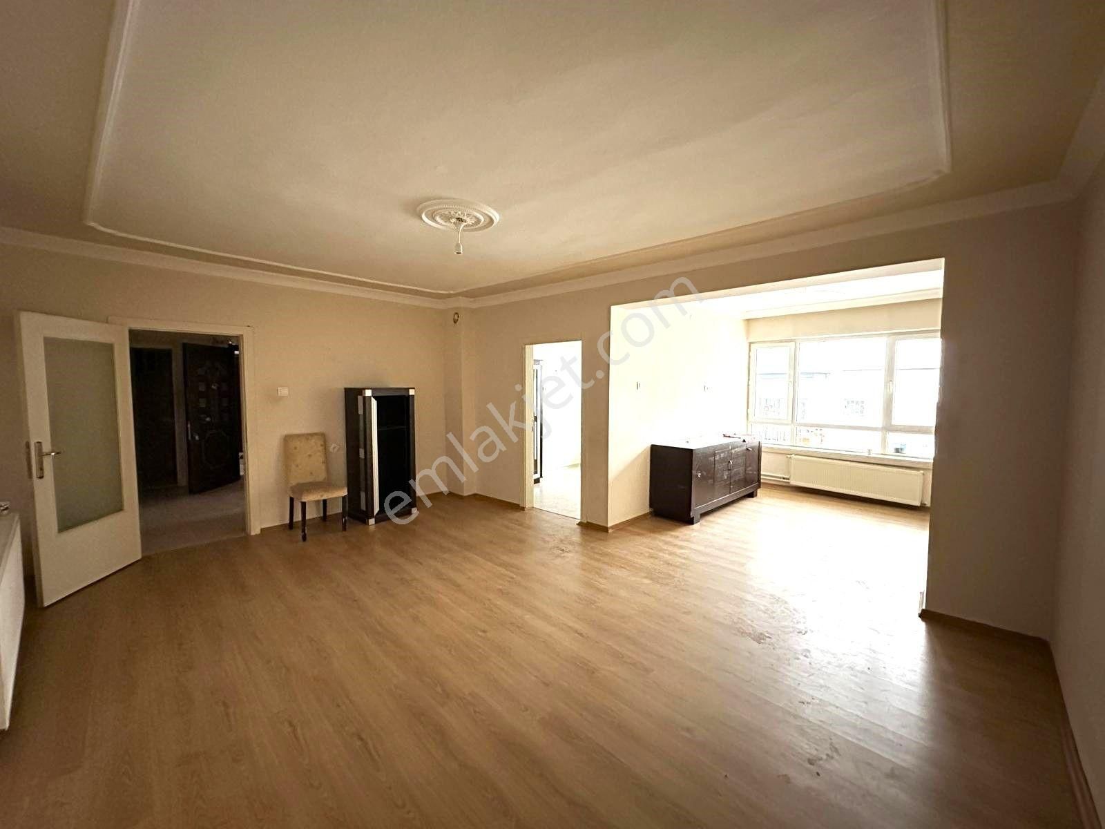 Uzman Emlak Ofisinden 19 Mayıs Mh. Türkay Sokak'da Kot-1'de 3+1 Daire - Görsel 4