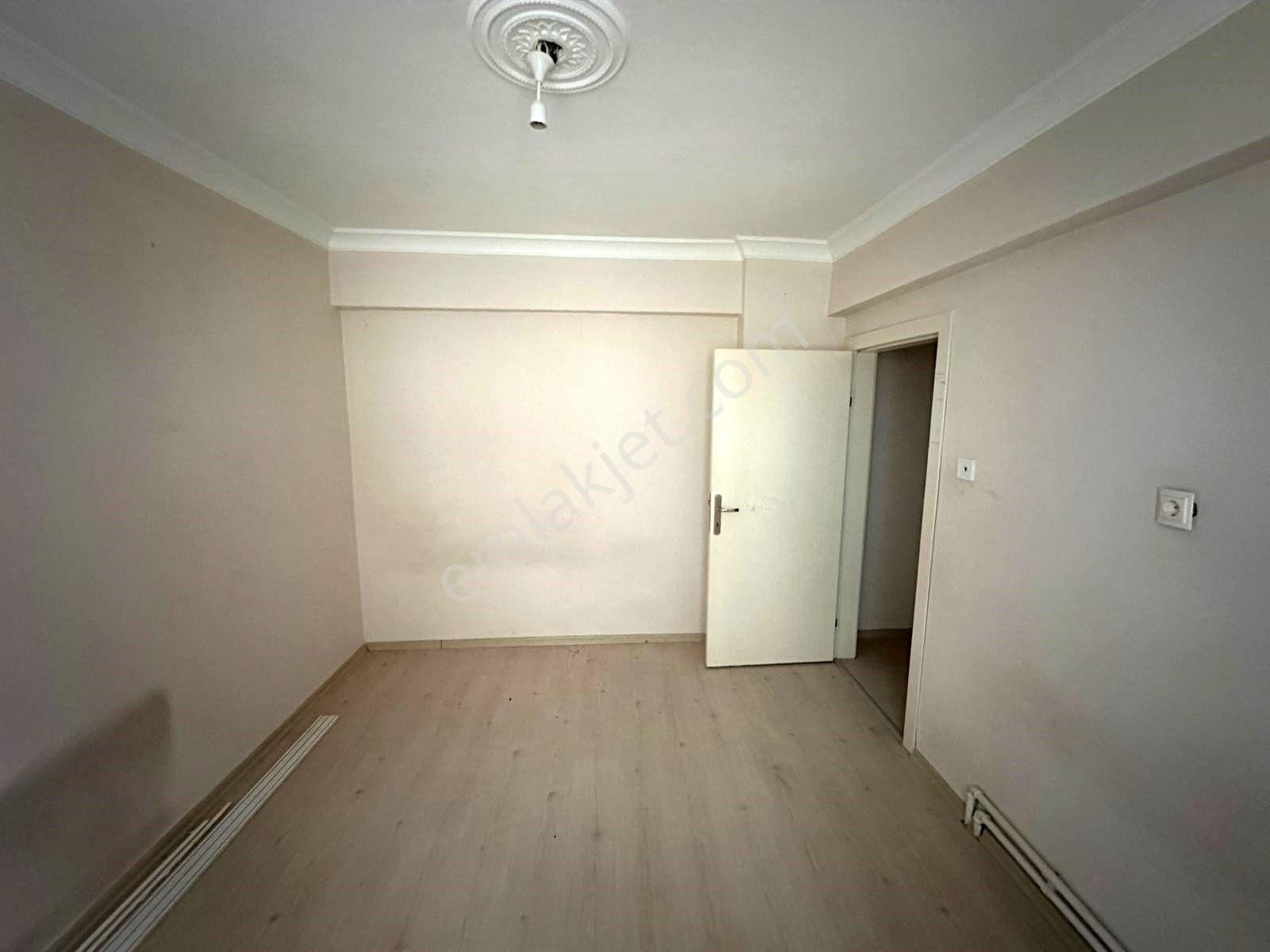 Uzman Emlak Ofisinden 19 Mayıs Mh. Türkay Sokak'da Kot-1'de 3+1 Daire - Görsel 9