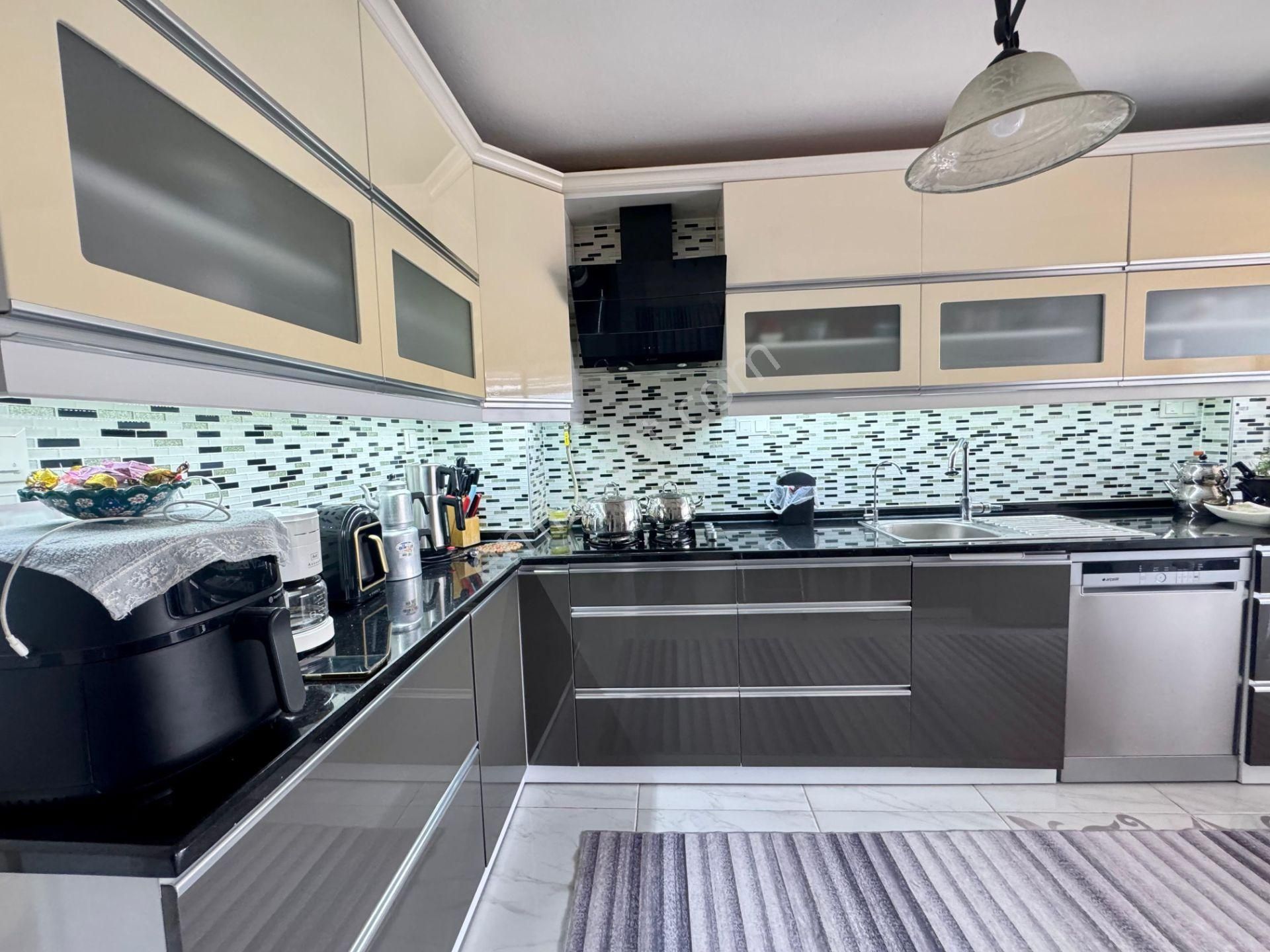 Karşıyaka Donanmacı Sahile Yürüme Mesafesinde Satılık 3+1 Daire