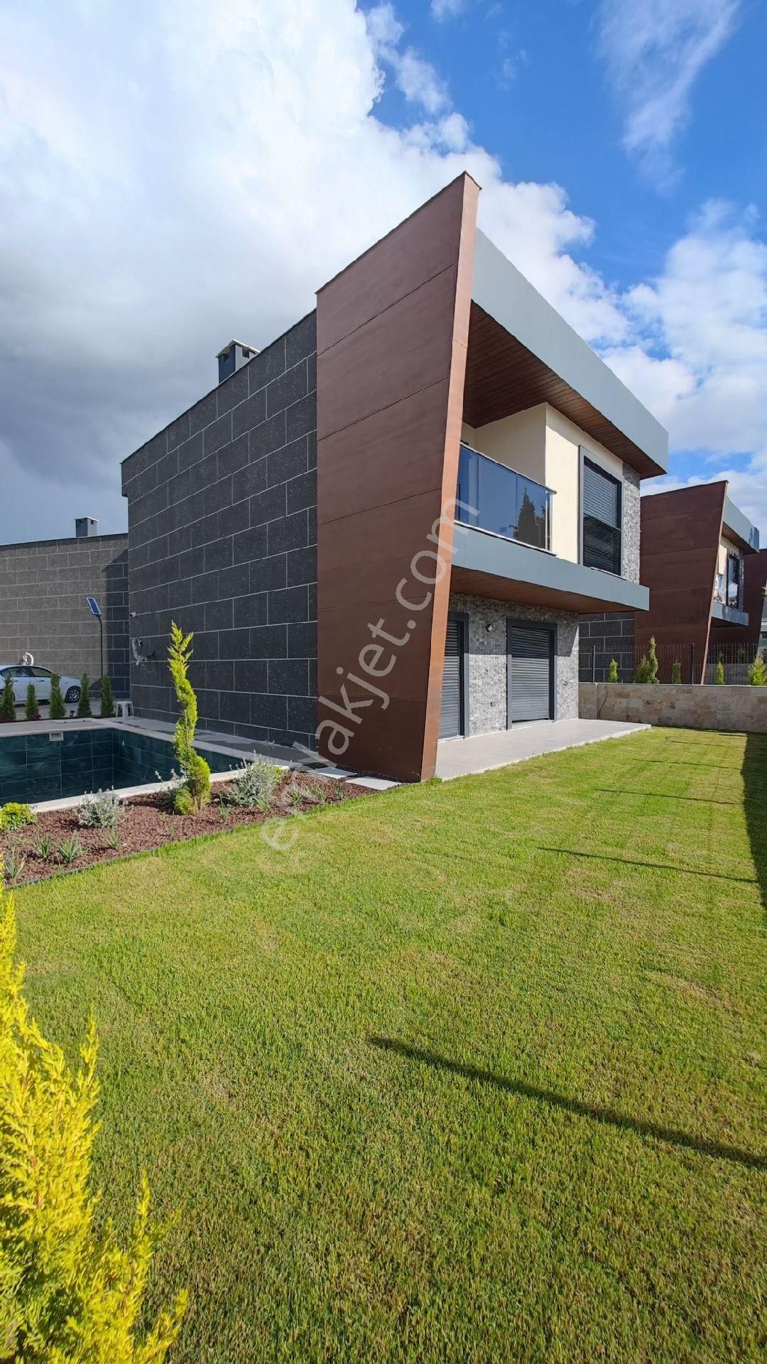 Karaovada Acill Satılık Müstakil Özel Havuzlu Fırsat Villa