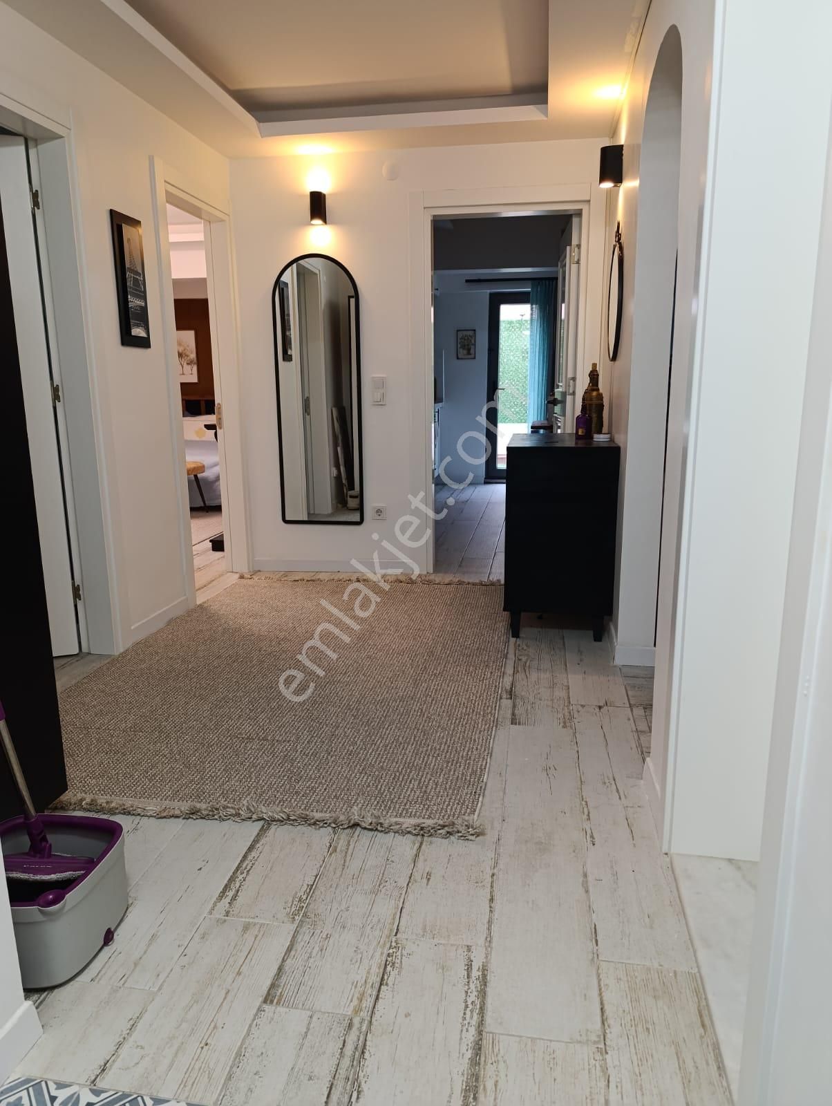 Ayvalık Aliçetinkaya'da Bahçeli Giriş Kat.2+1 Bakımlı Daire