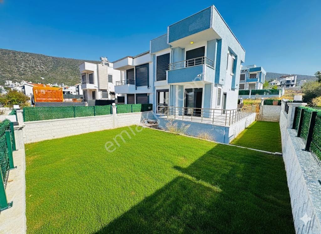 Akbük’te Denize Yakın Sıfır 3+1 Deniz Manzaralı Villa – Geniş Bahçeli & Verandalı