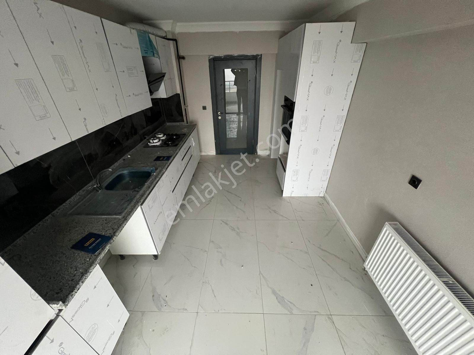 Yakacık Çağ Life Sitesinde Ank. Manzaralı Satılık Daireler!!