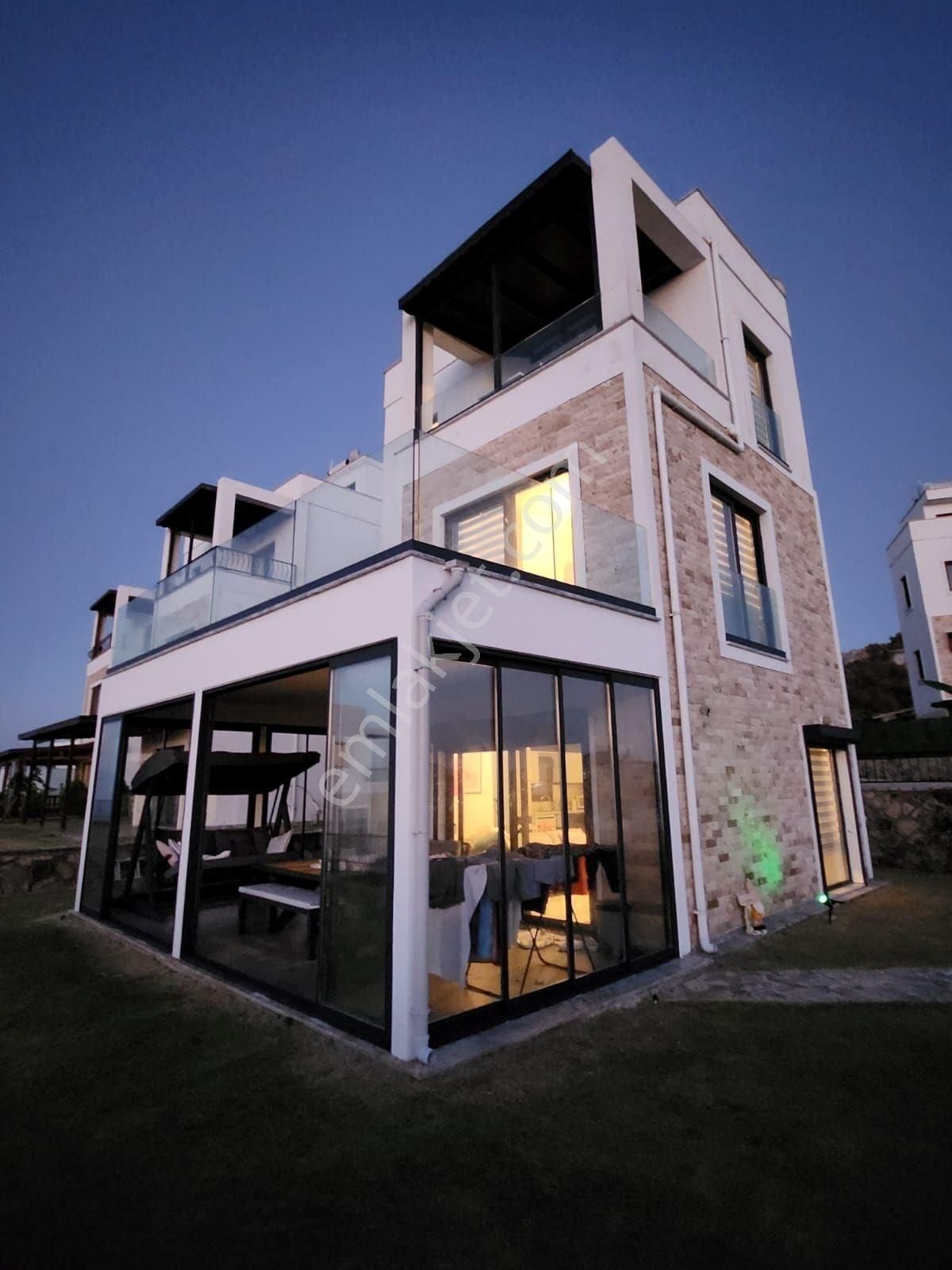 Bodrum Gündoğan Kızılburun Satılık Manzaralı Site İçi Tripleks Villa