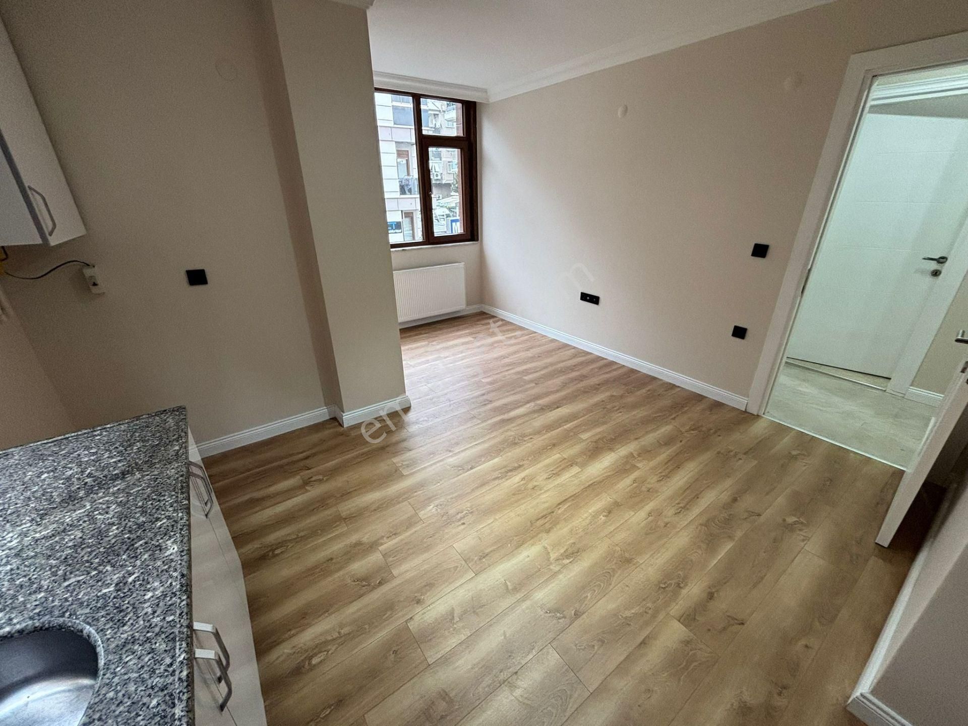 Küçükyalıda Metroya Yakın 10 Yıllık Binada Balkonlu 2+1 - Görsel 18