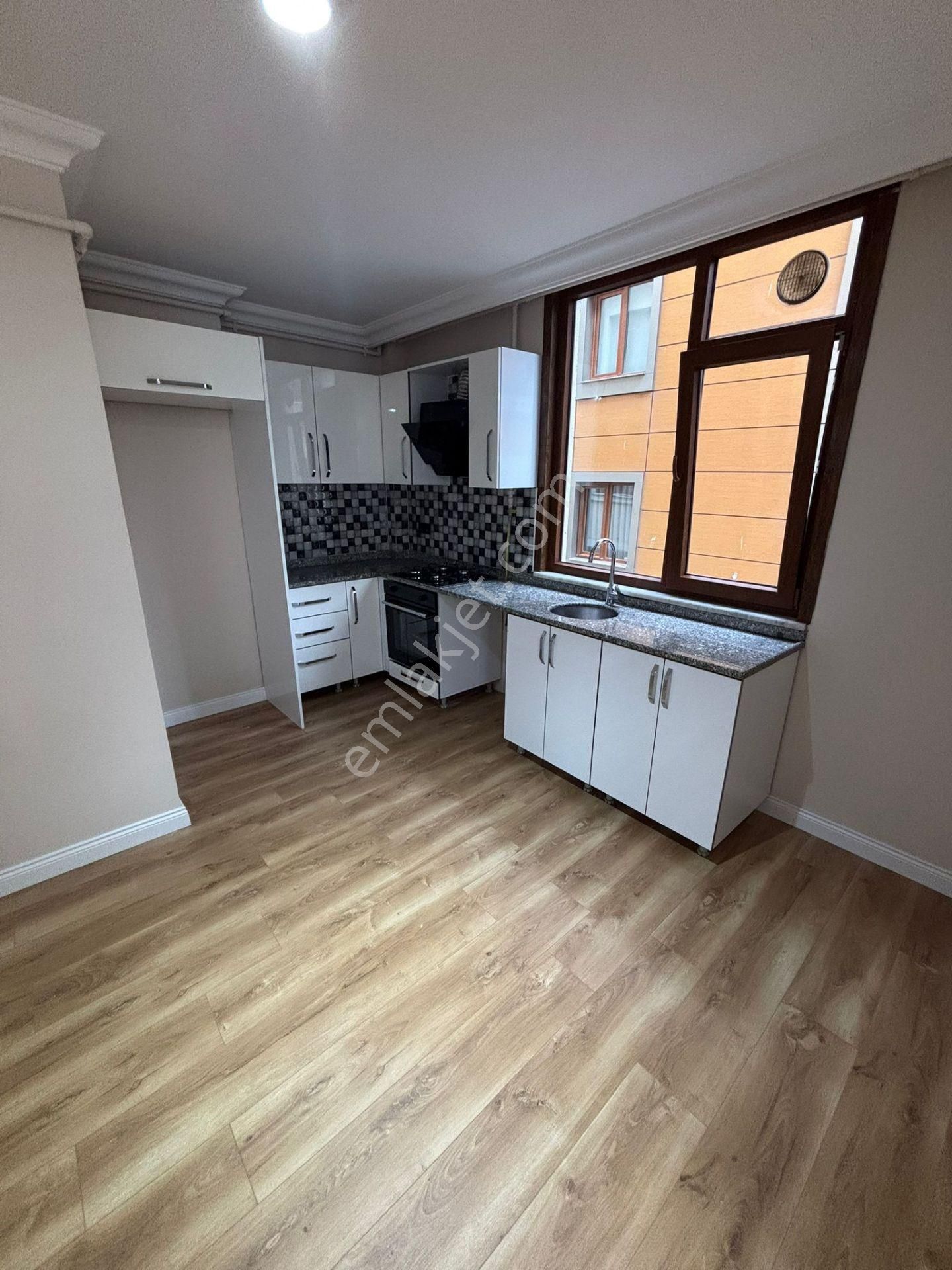 Küçükyalıda Metroya Yakın 10 Yıllık Binada Balkonlu 2+1 - Görsel 15