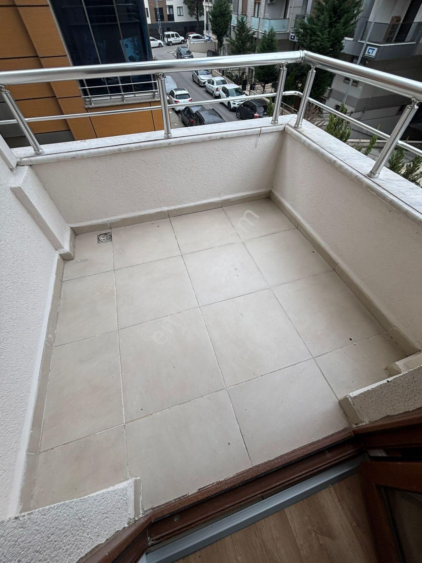 Küçükyalıda Metroya Yakın 10 Yıllık Binada Balkonlu 2+1 - Görsel 22