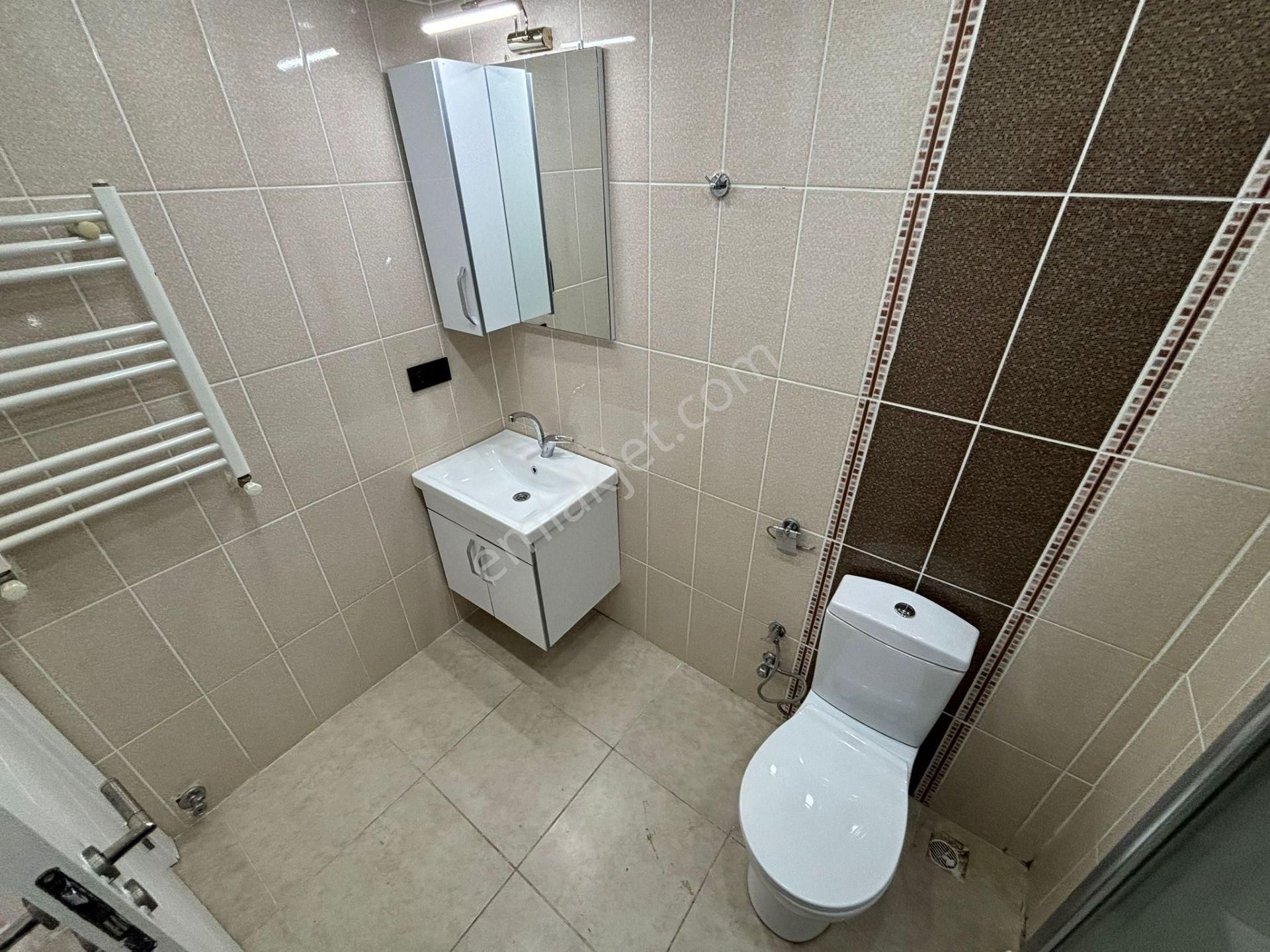 Küçükyalıda Metroya Yakın 10 Yıllık Binada Balkonlu 2+1 - Görsel 20