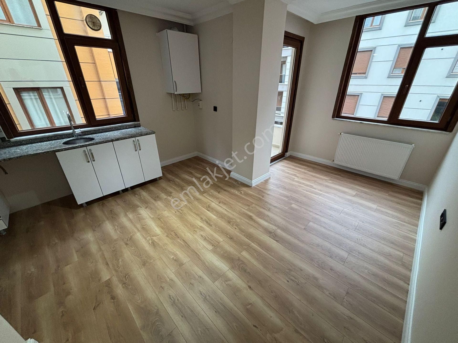 Küçükyalıda Metroya Yakın 10 Yıllık Binada Balkonlu 2+1 - Görsel 11