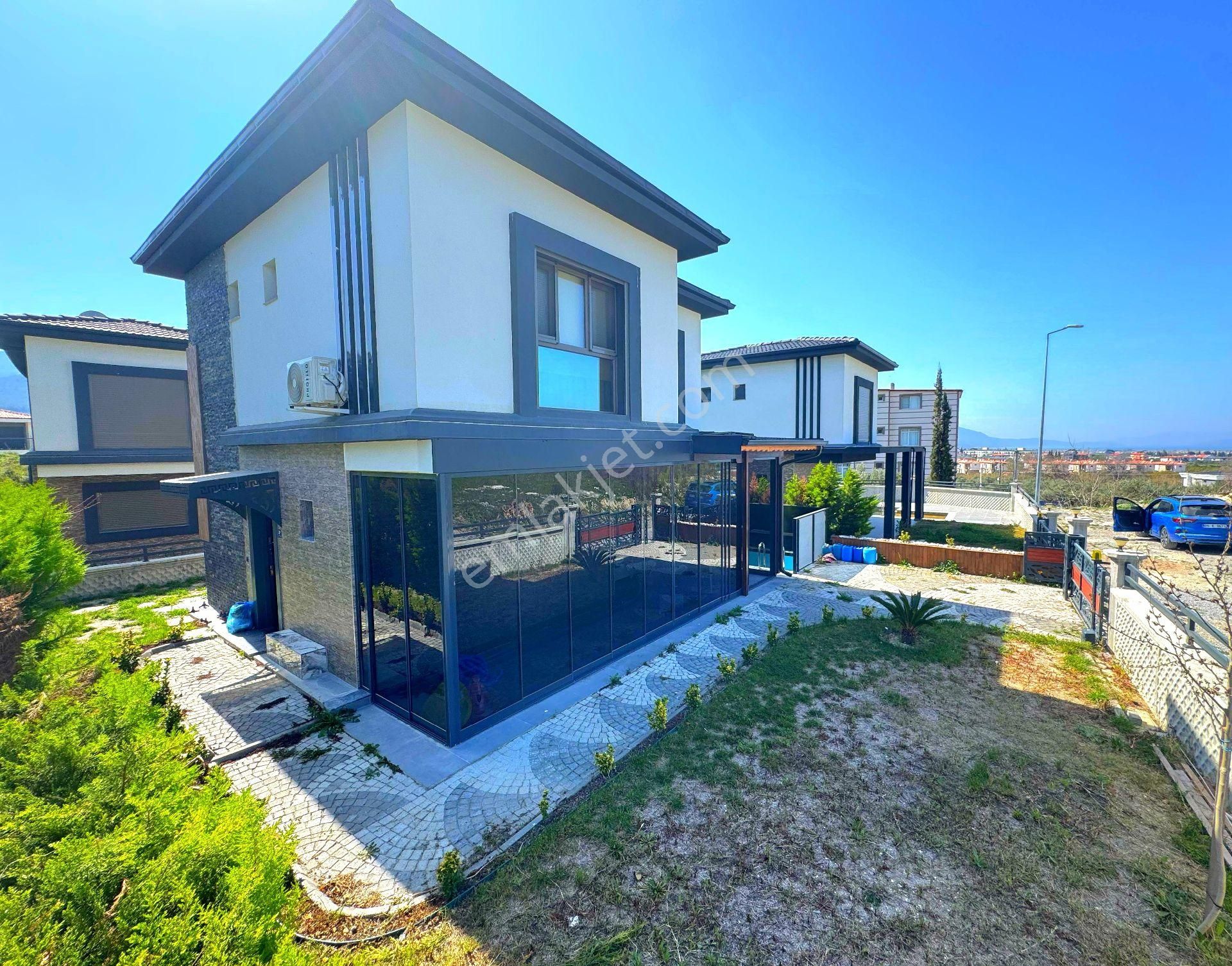 Davutlarda Özel Havuzlu 3+1 Bahçeli Villa