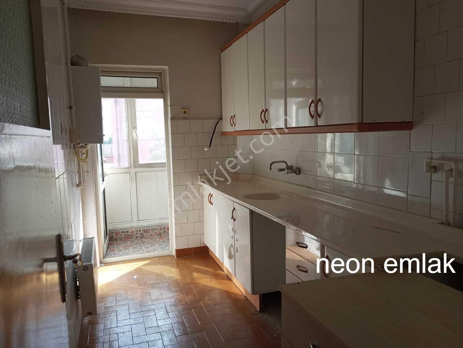 Neon Dan Aşagı Eglencede Bagımsız Salon Orta Kat Güney Cephe Kiralık