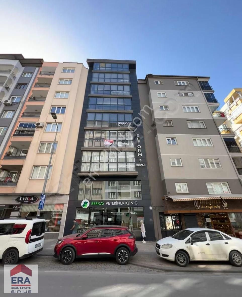 Lise Caddesi Reform İş Merkezi'nde Satılık Lüks Ofis - Görsel 24