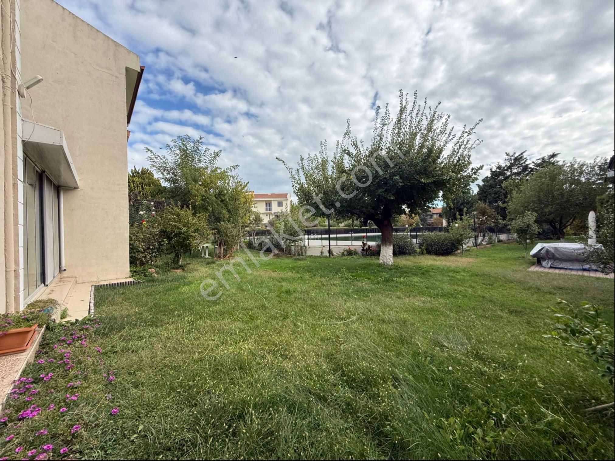 Emlak Konutların Sitesinde 4+1 Havuzlu Satılık Villa - Görsel 14