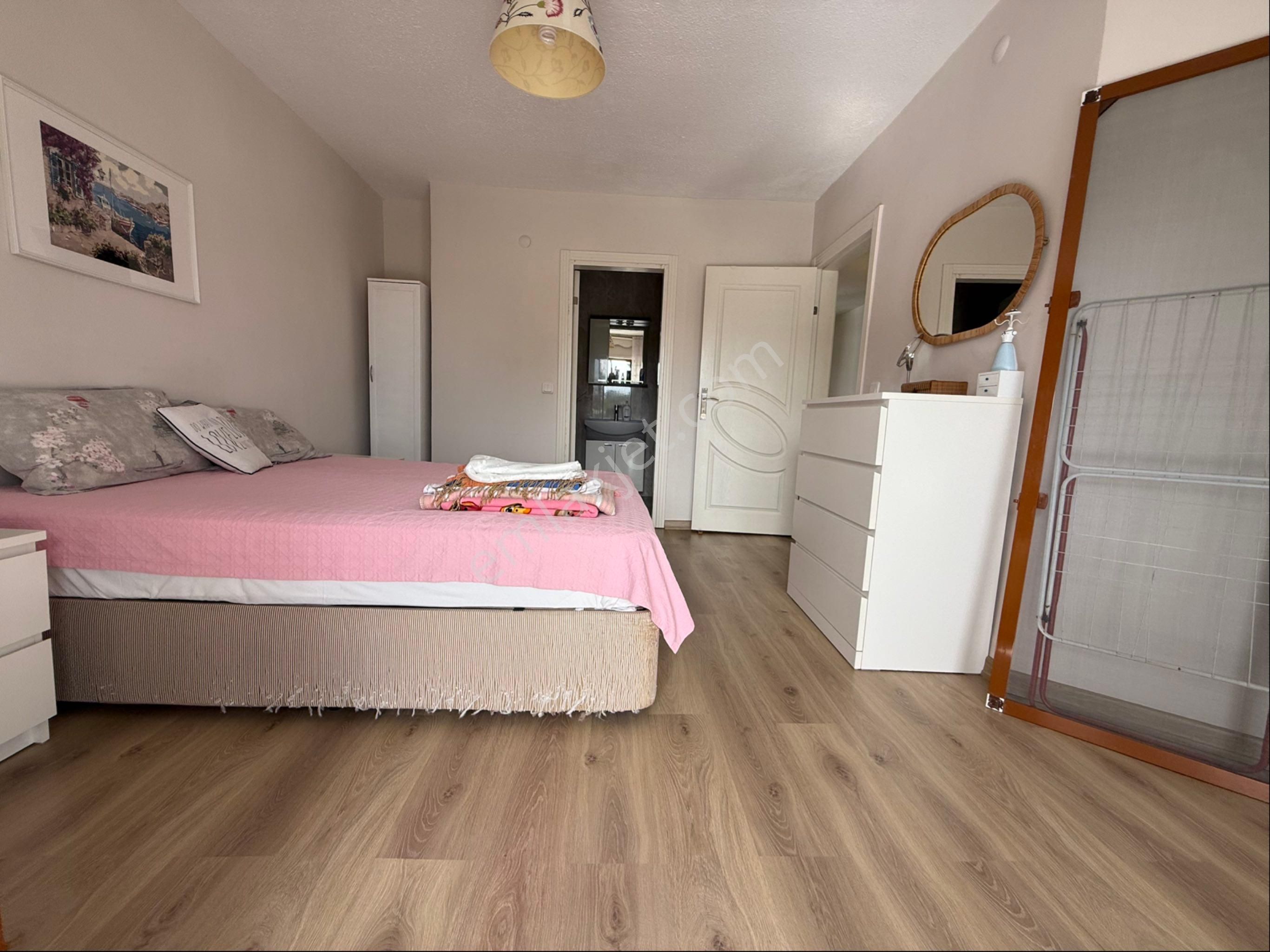 Emlak Konutların Sitesinde 4+1 Havuzlu Satılık Villa - Görsel 18