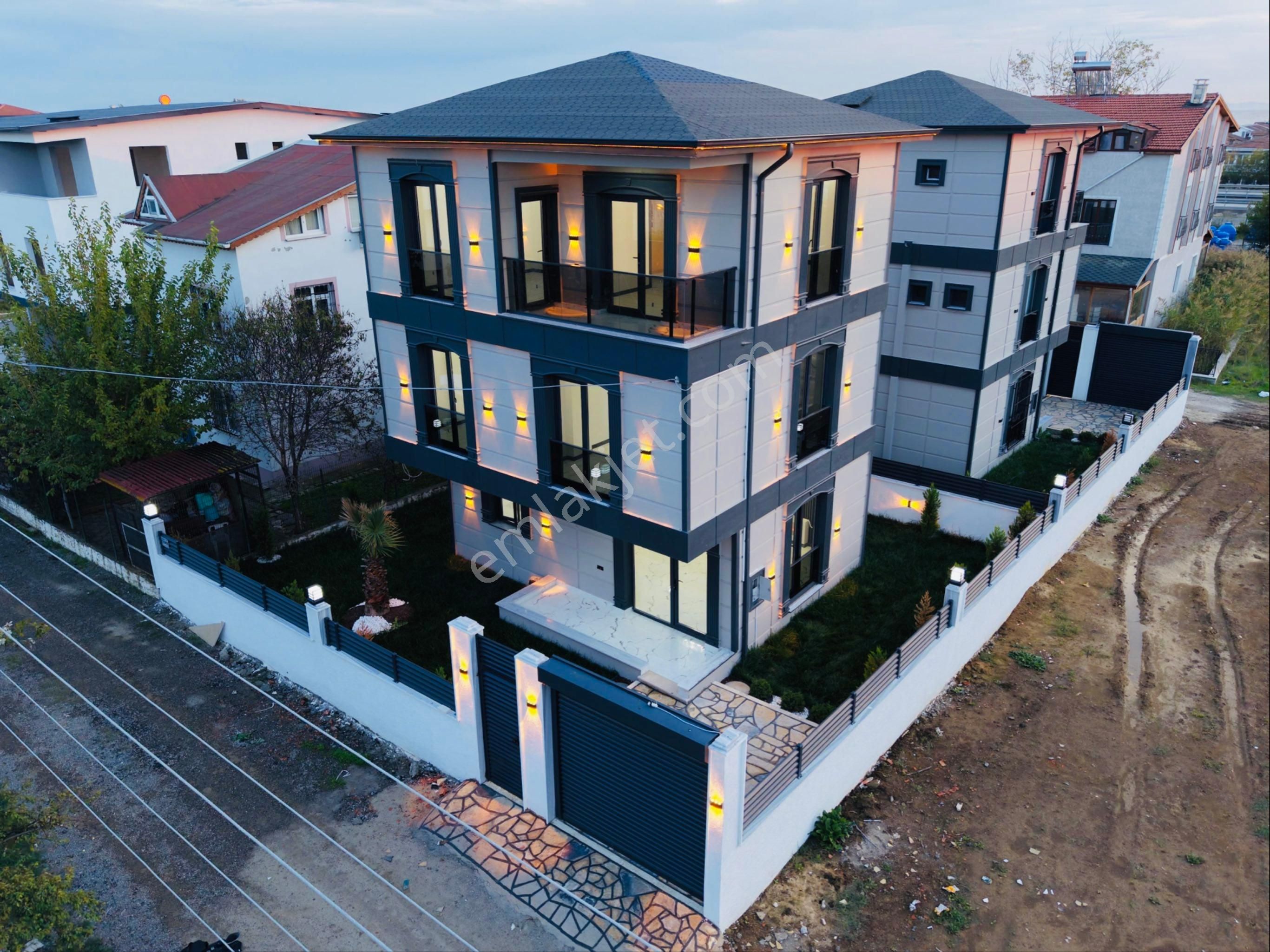 Yeniçiftlikde E-5 E 100 Denize 200 Metre Mesafede Müstakil İskanlı 4+1 Lüx Villa - Görsel 5