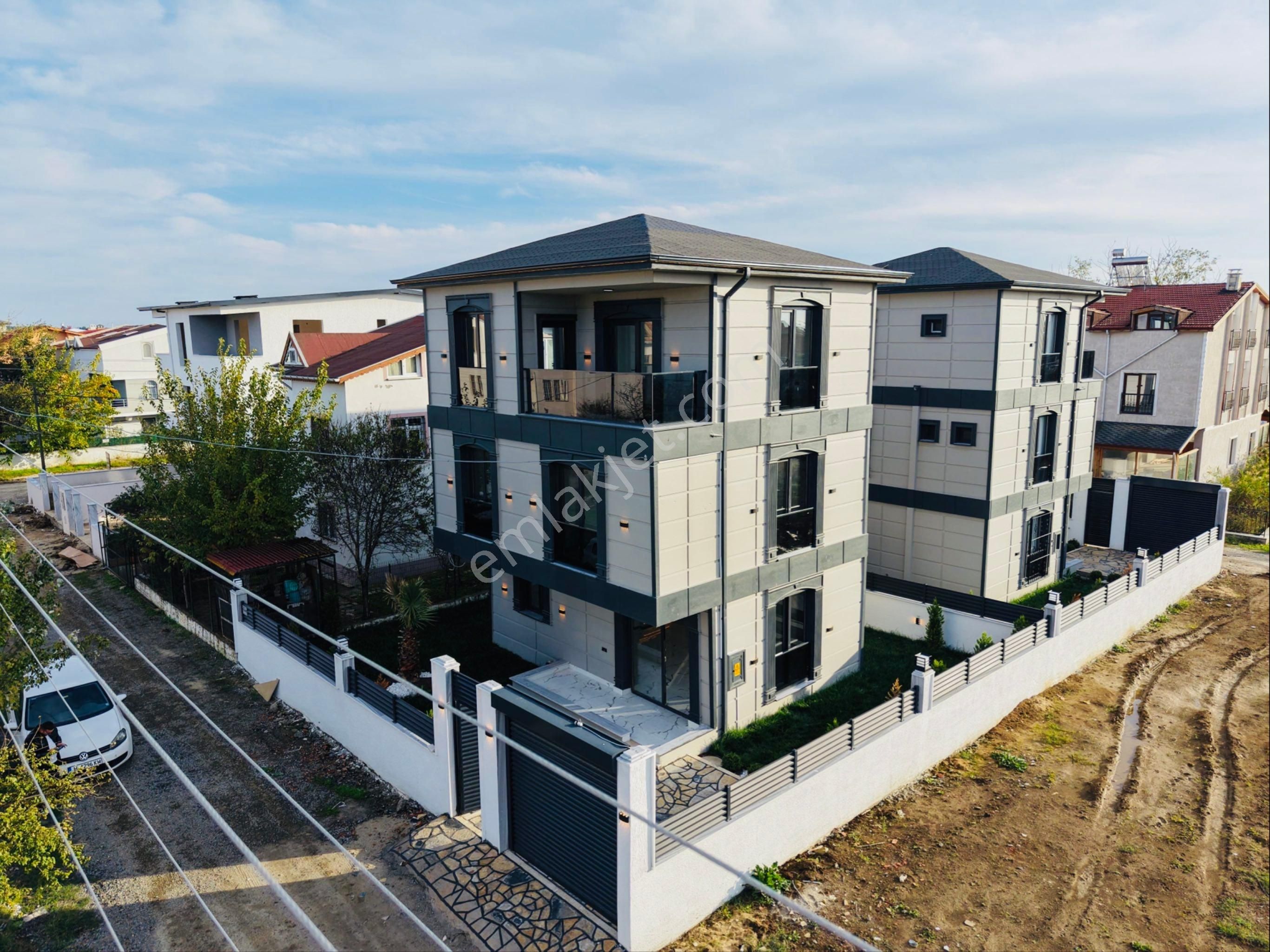 Yeniçiftlikde E-5 E 100 Denize 200 Metre Mesafede Müstakil İskanlı 4+1 Lüx Villa - Görsel 9