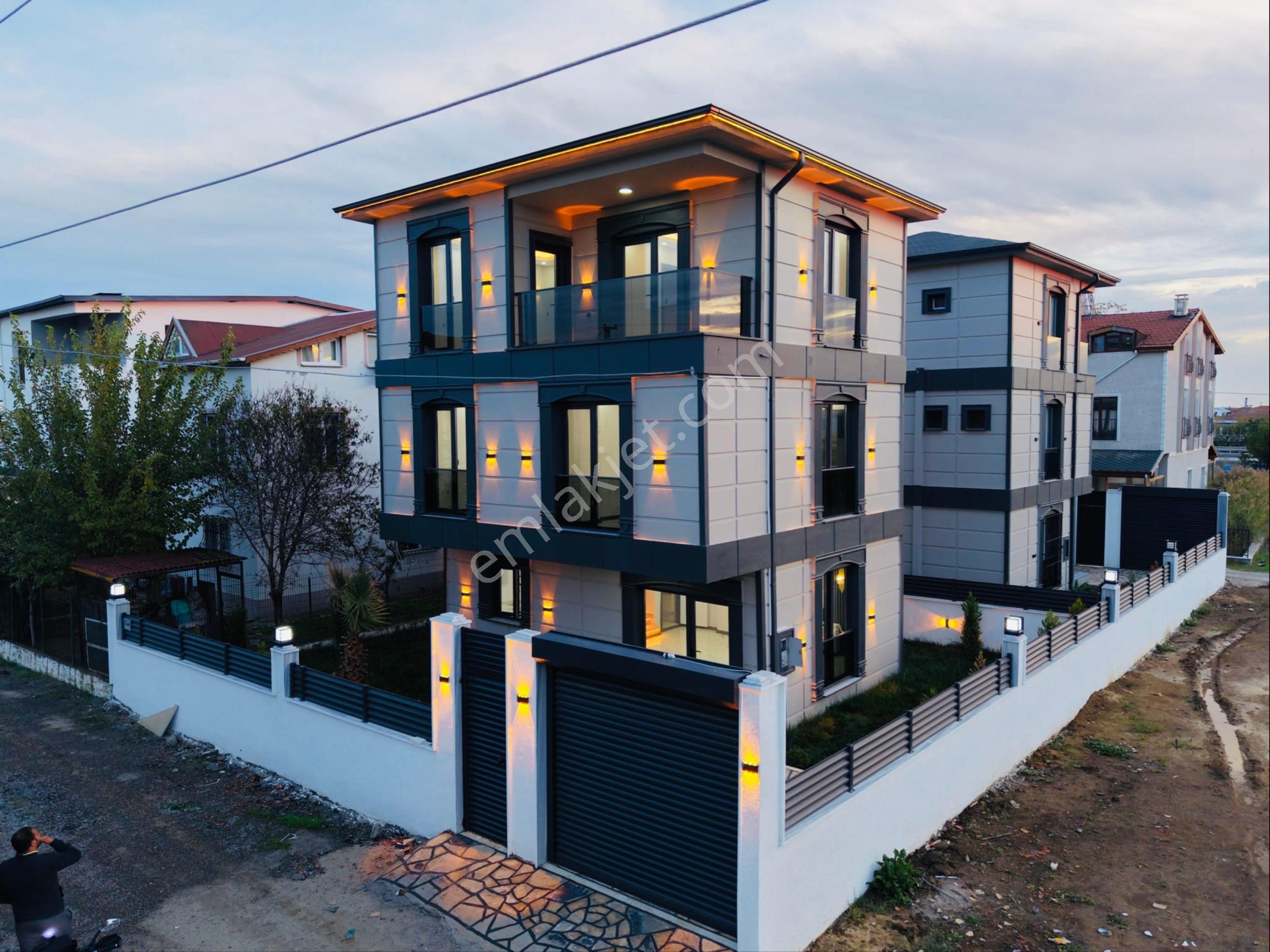 Yeniçiftlikde E-5 E 100 Denize 200 Metre Mesafede Müstakil İskanlı 4+1 Lüx Villa - Görsel 4