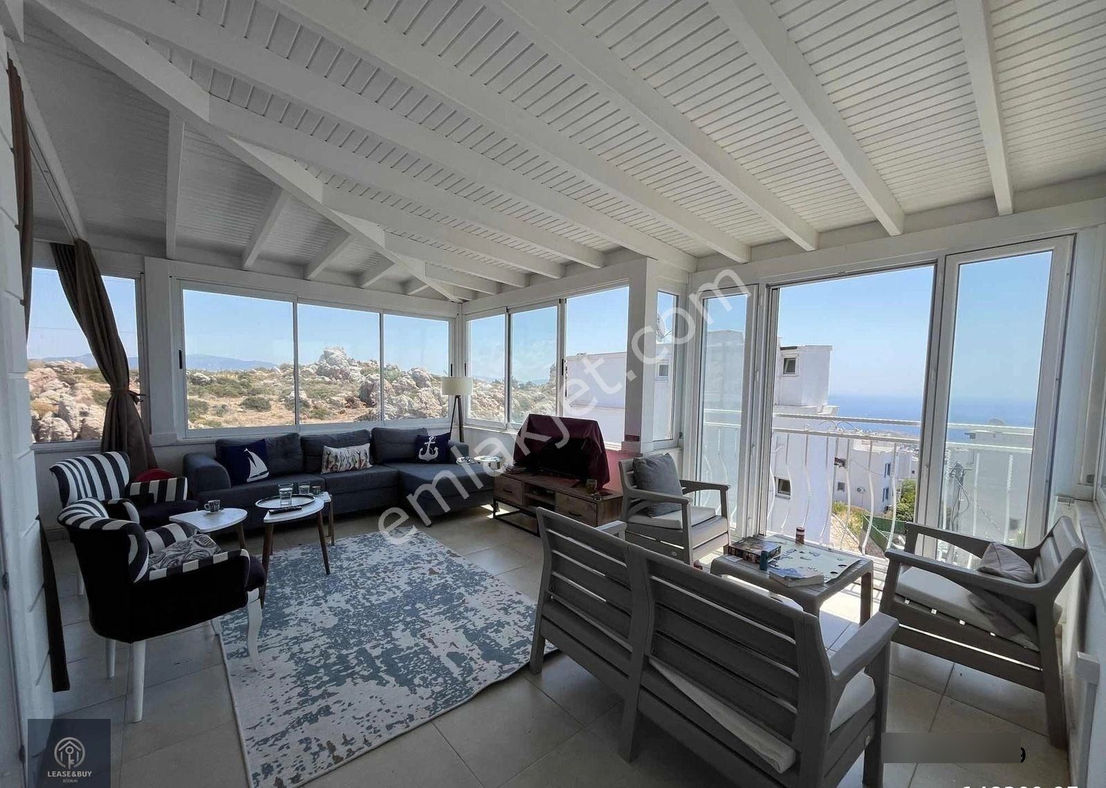 Aytur Sitesinde Geniş Bahçeli Villa