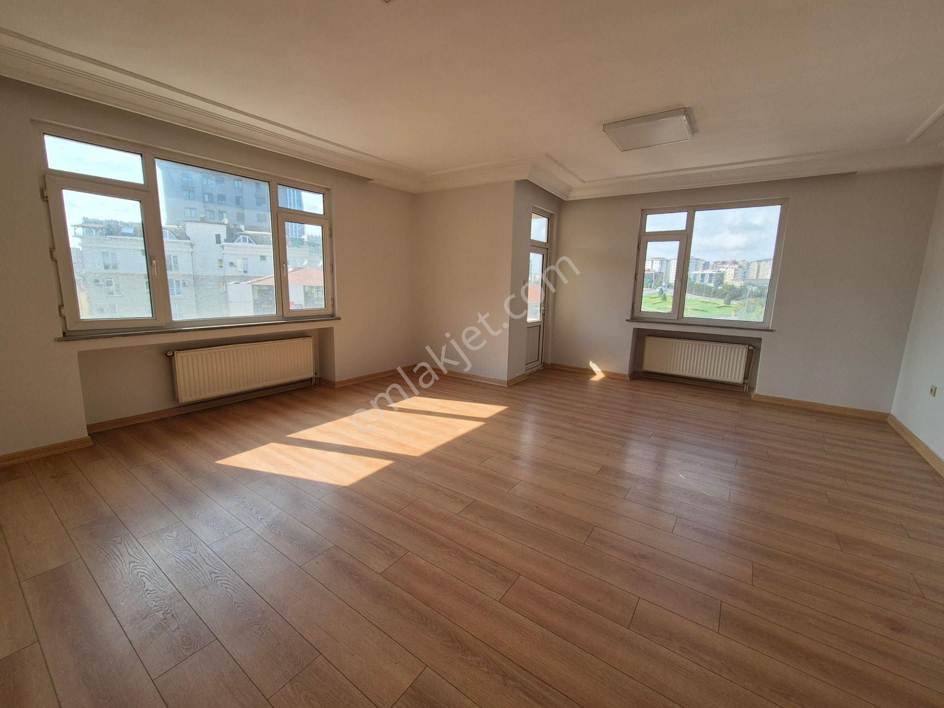 Atatürk Cd Üzeri, E5 Ve Metroya Çok Yakın 3+1 Home Offıce