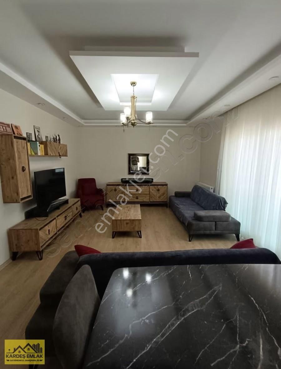 Kardeş Emlaktan.. Geniş Ve Merkezi Konum....