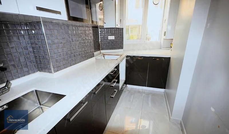 Şişli'de Çift Balkonlu, İçi Yenilenmiş, Asansörlü 2+1 Daire - Görsel 2