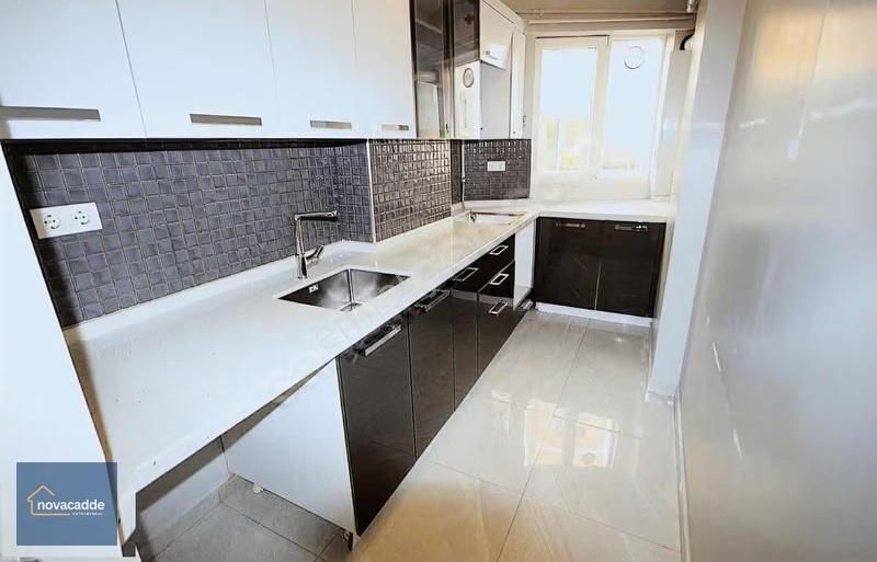 Şişli'de Çift Balkonlu, İçi Yenilenmiş, Asansörlü 2+1 Daire - Görsel 3