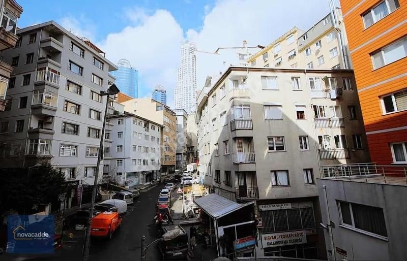 Şişli'de Çift Balkonlu, İçi Yenilenmiş, Asansörlü 2+1 Daire