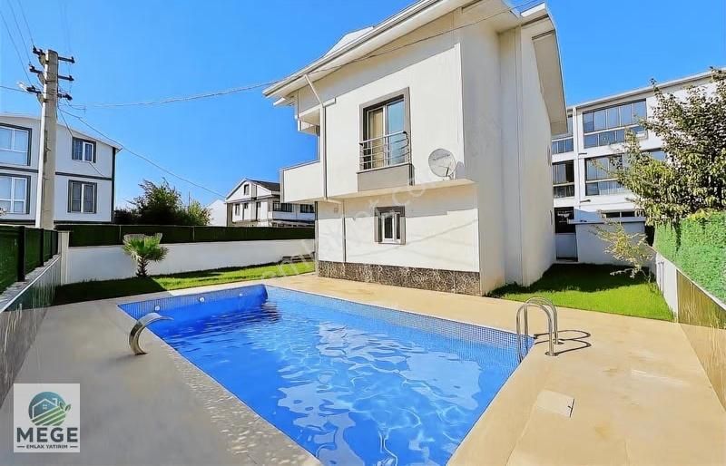 Megeden Yeniçiftlikte Bulvar Cepheli Satılık Havuzlu Villa - Görsel 9