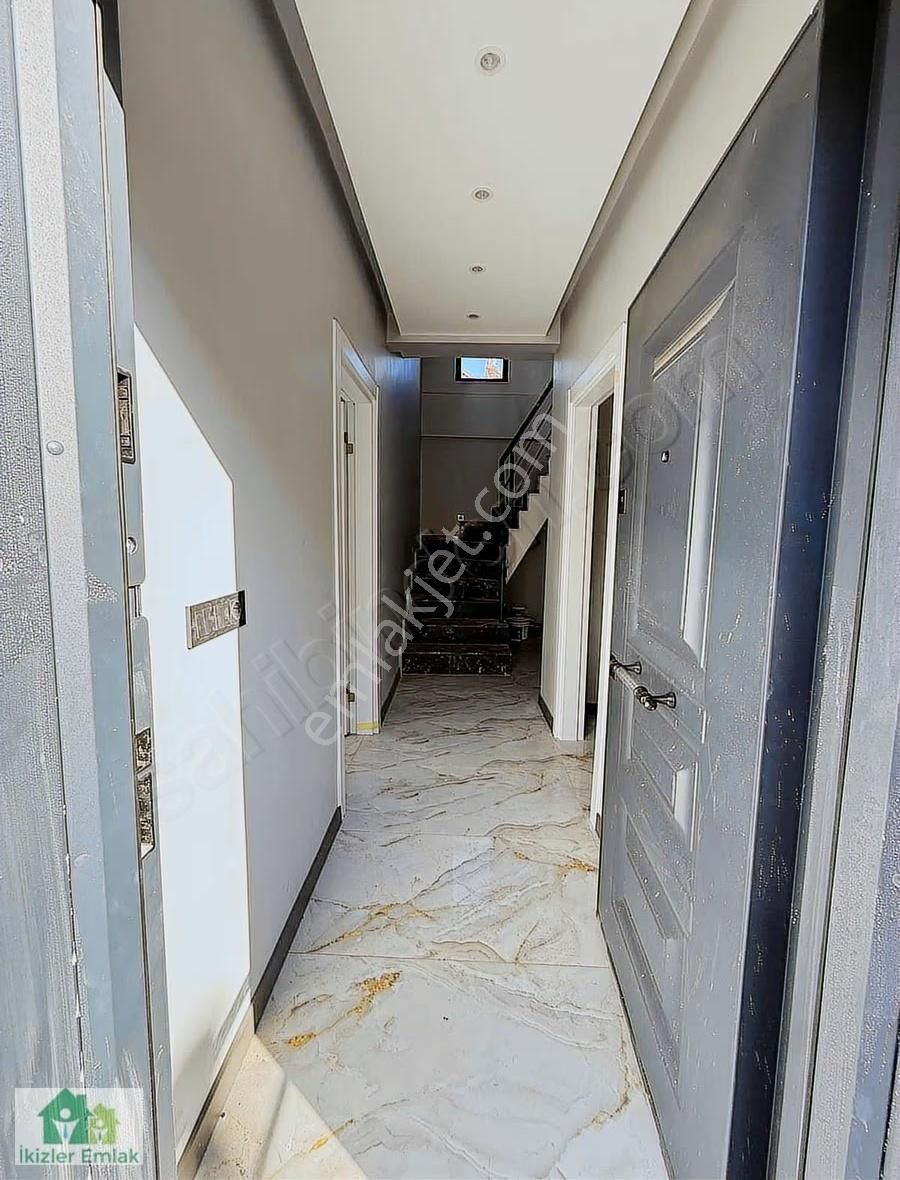 Ürkmez'de Deniz Manzaralı Müstakil Ayrı Mutfak 3+1 Köşe Villa - Görsel 20