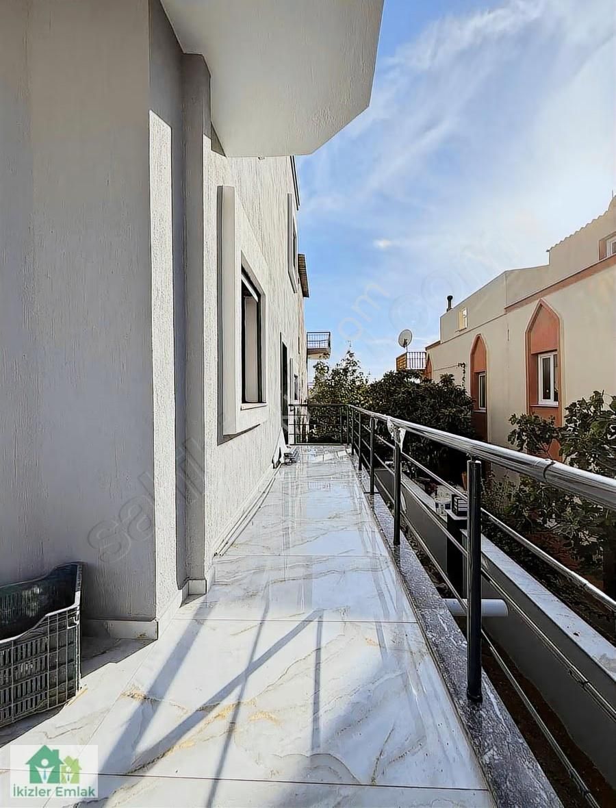 Ürkmez'de Deniz Manzaralı Müstakil Ayrı Mutfak 3+1 Köşe Villa - Görsel 27