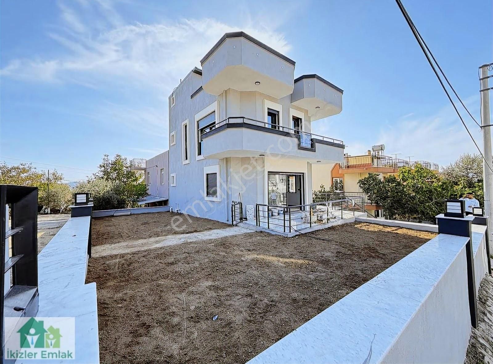 Ürkmez'de Deniz Manzaralı Müstakil Ayrı Mutfak 3+1 Köşe Villa - Görsel 19