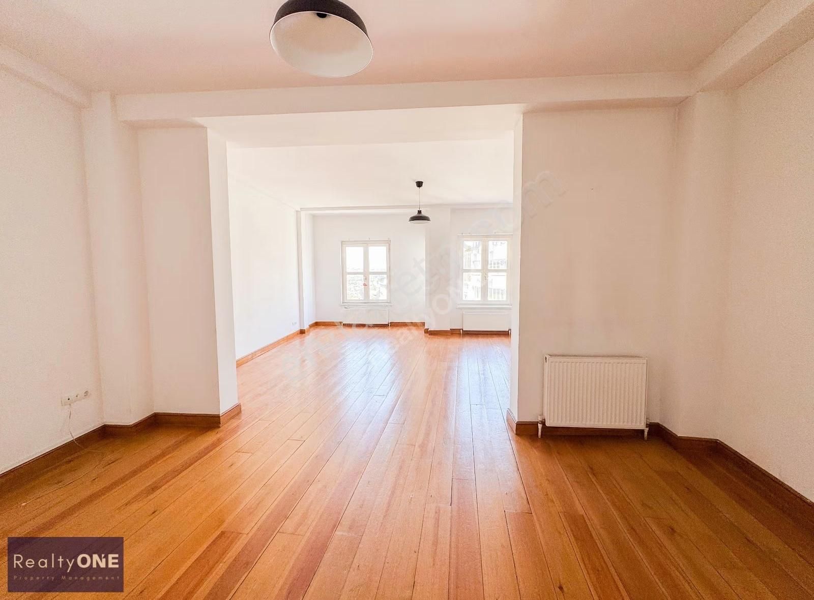 R-one Beyoğlu Meşrutiyet Cad. Tarihi Binada Geniş Kiralık Ofis - Görsel 21