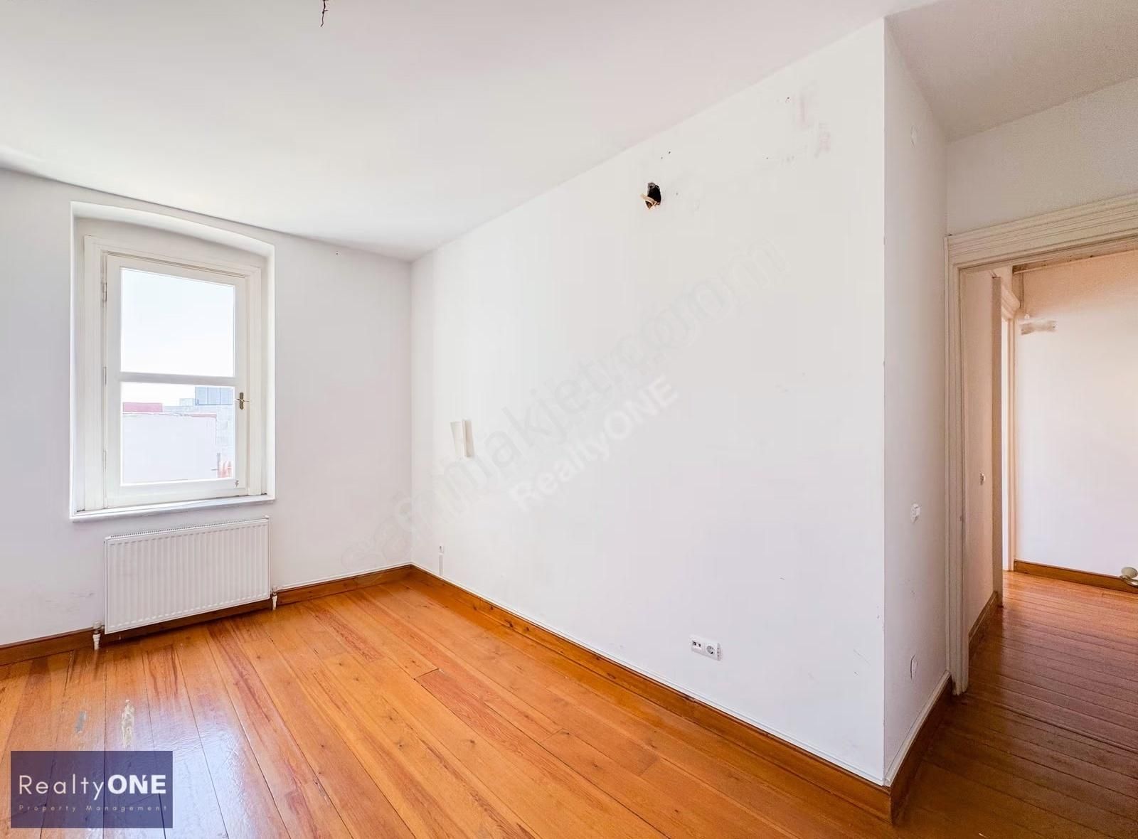 R-one Beyoğlu Meşrutiyet Cad. Tarihi Binada Geniş Kiralık Ofis - Görsel 2