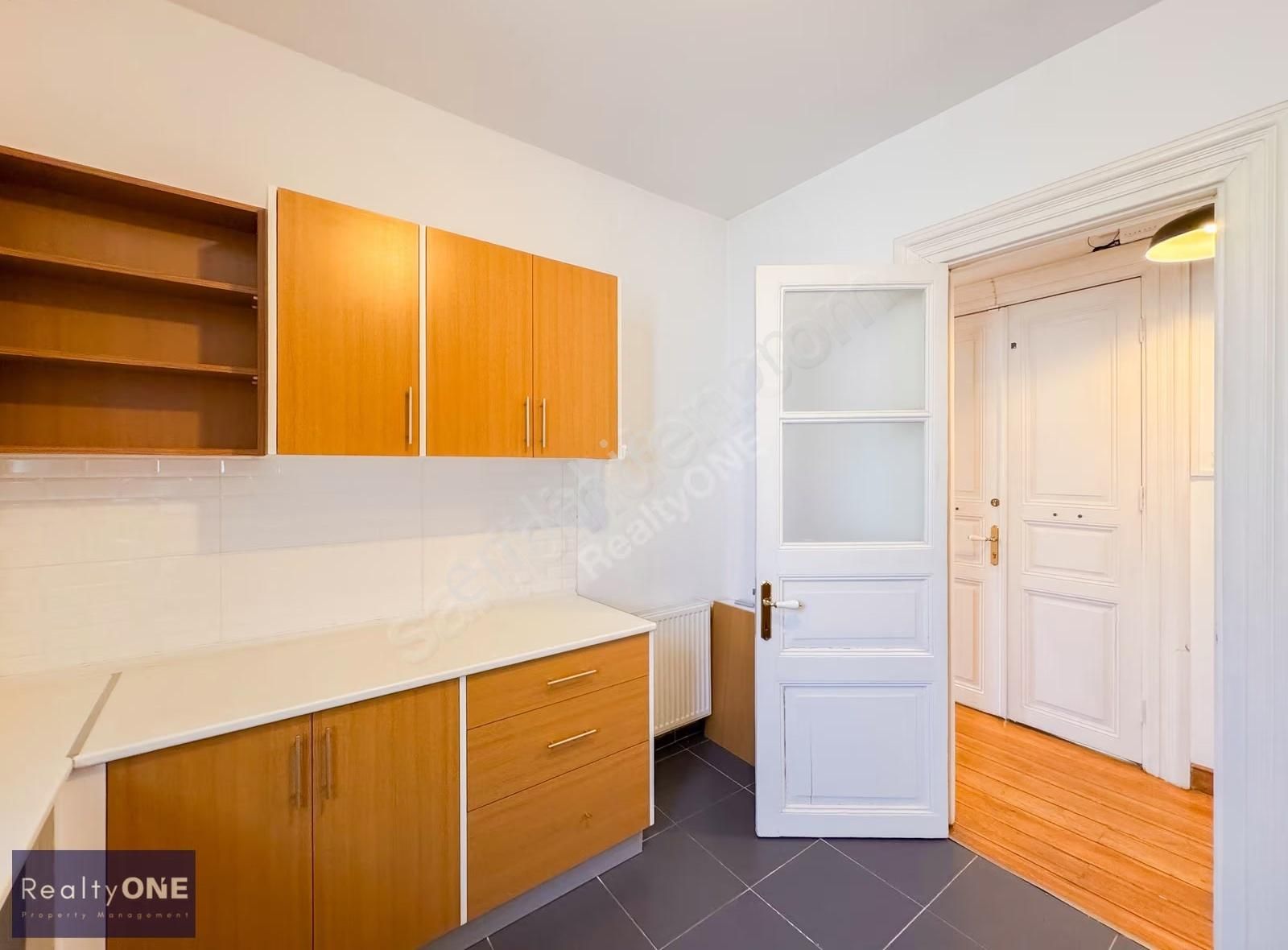 R-one Beyoğlu Meşrutiyet Cad. Tarihi Binada Geniş Kiralık Ofis - Görsel 25