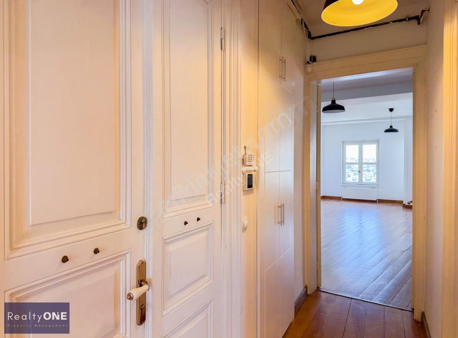 R-one Beyoğlu Meşrutiyet Cad. Tarihi Binada Geniş Kiralık Ofis - Görsel 23