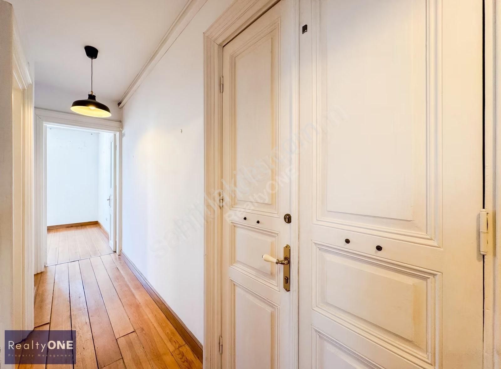 R-one Beyoğlu Meşrutiyet Cad. Tarihi Binada Geniş Kiralık Ofis - Görsel 16