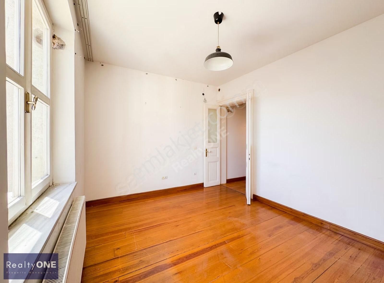 R-one Beyoğlu Meşrutiyet Cad. Tarihi Binada Geniş Kiralık Ofis - Görsel 5